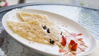 Хрустящие тортильи с ягодным соусом