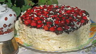 Маково-клубничный торт