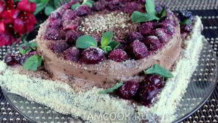 Шоколадно-сметанный торт с вишней