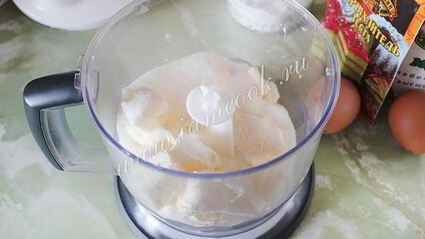 шоколадно-сметанный торт с вишней