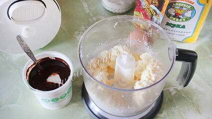 шоколадно-сметанный торт с вишней