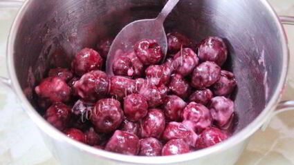 шоколадно-сметанный торт с вишней