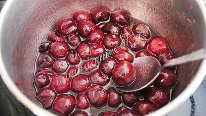 шоколадно-сметанный торт с вишней