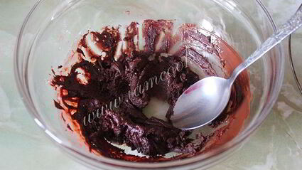 шоколадно-сметанный торт с вишней