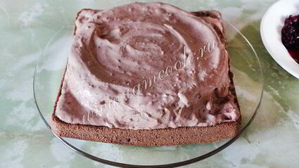 шоколадно-сметанный торт с вишней