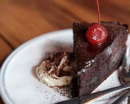 Шоколадно-вишневый торт