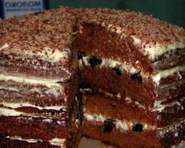 Шоколадный торт с черносливом и орехами