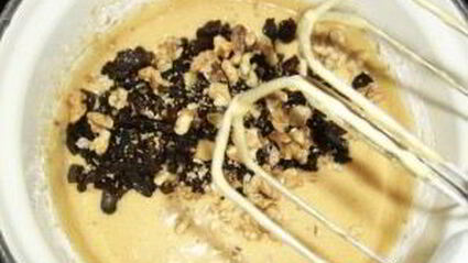 шоколадный торт с черносливом и орехами