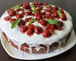 Шоколадный торт с вишнями и сметанным кремом