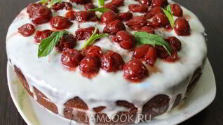 Шоколадный торт с вишнями и сметанным кремом