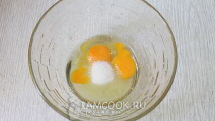 шоколадный торт с вишнями и сметанным кремом