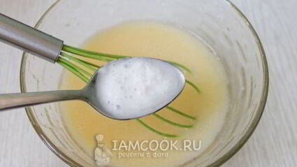 шоколадный торт с вишнями и сметанным кремом