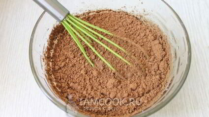 шоколадный торт с вишнями и сметанным кремом