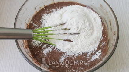 шоколадный торт с вишнями и сметанным кремом