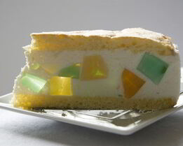 Торт с кусочками желе