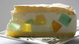 Торт с кусочками желе