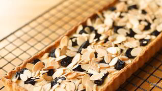 Торт с заварным кремом и черносливом