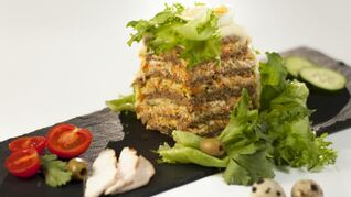 Закусочный торт с копченой курицей