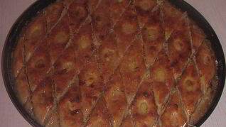 Трехцветная пахлава из миндаля, фисташек и грецких орехов