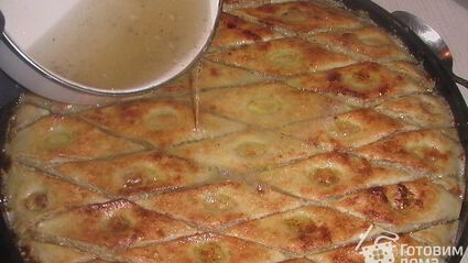 трехцветная пахлава из миндаля, фисташек и грецких орехов