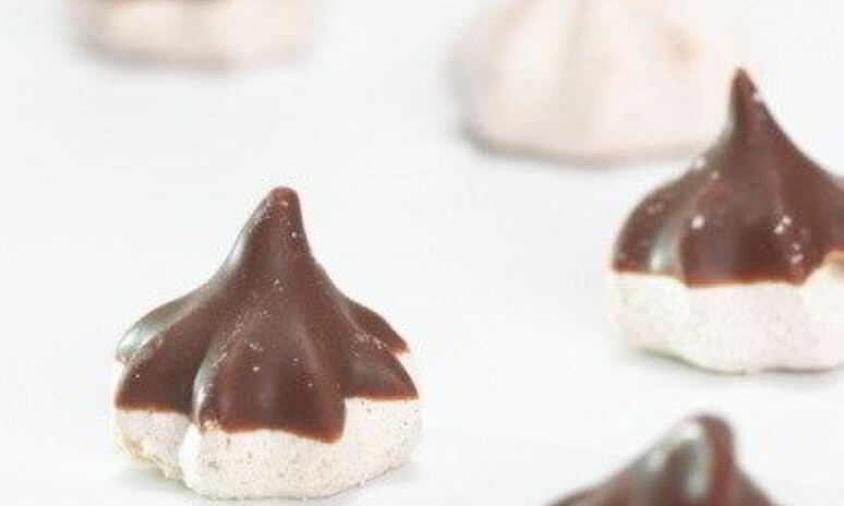 Рецепт ванильные, шоколадные и кофейные меренги в шоколадной глазури