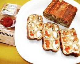 Блинная запеканка с творогом и сушеными сливами