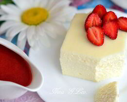 Двухслойная ванильная запеканка с ягодным соусом