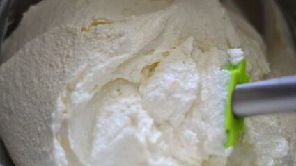 двухслойная ванильная запеканка с ягодным соусом