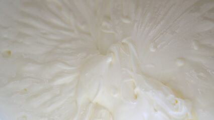 двухслойная ванильная запеканка с ягодным соусом