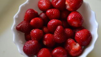 двухслойная ванильная запеканка с ягодным соусом