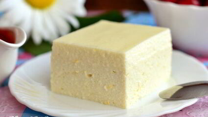 двухслойная ванильная запеканка с ягодным соусом