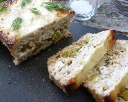 Рыбная запеканка с яйцами и зеленым горошком