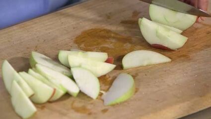 сливочная запеканка с яблоком и ежевикой