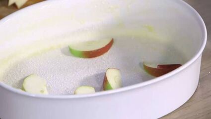 сливочная запеканка с яблоком и ежевикой