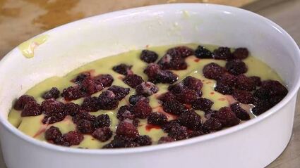 сливочная запеканка с яблоком и ежевикой