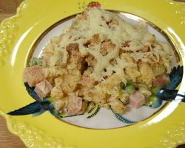 Запеканка из макарон с ветчиной, зеленым горошком и горчицей