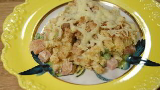 Запеканка из макарон с ветчиной, зеленым горошком и горчицей