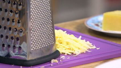 запеканка из макарон с ветчиной, зеленым горошком и горчицей