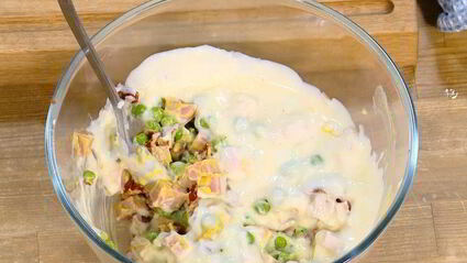 запеканка из макарон с ветчиной, зеленым горошком и горчицей