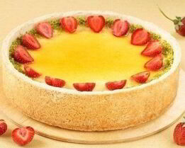 Чизкейк с абрикосовым джемом, фисташками и клубникой