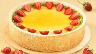 Чизкейк с абрикосовым джемом, фисташками и клубникой