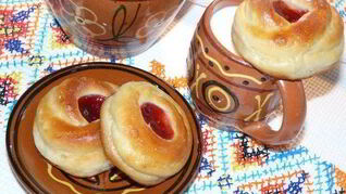 Дрожжевые булочки с ягодным джемом