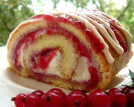 Рулет с рикоттой и смородиновым джемом