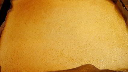 рулет с рикоттой и смородиновым джемом