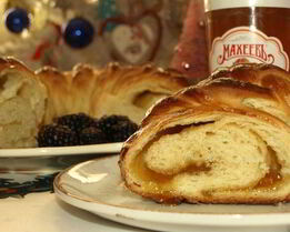 Сдобный рулет с персиково-манговым джемом