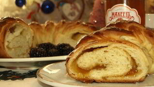 Сдобный рулет с персиково-манговым джемом