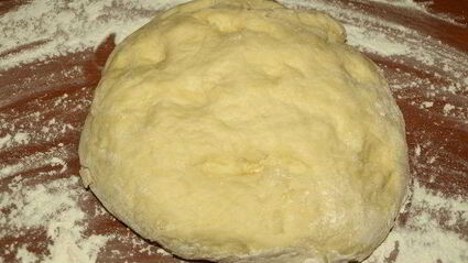 сдобный рулет с персиково-манговым джемом