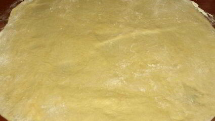 сдобный рулет с персиково-манговым джемом