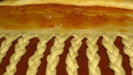 сдобный рулет с персиково-манговым джемом