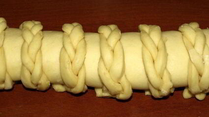 сдобный рулет с персиково-манговым джемом